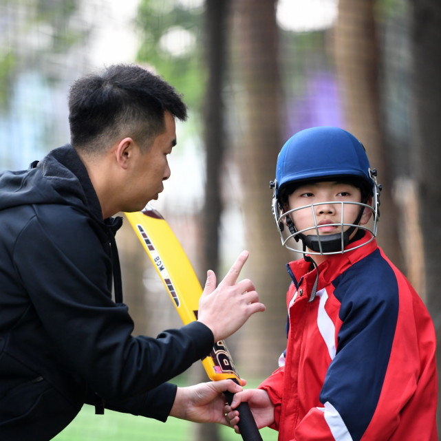 钱塘雷霆队鏖战荆楚金雕队，板球联赛惊险晋级，核心复出即建功。教练团队居功至伟